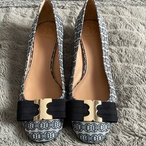 Tory Burch Gemini Chain Blue mid heel in size 8.5